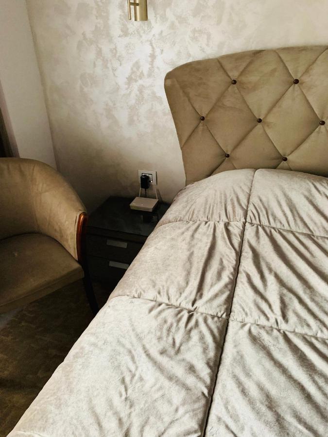 Appartement Garsoniera lux centru pietonal Tîrgu - Jiu à Târgu Jiu Extérieur photo
