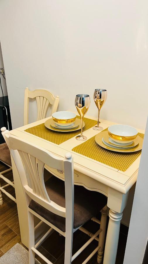 Appartement Garsoniera lux centru pietonal Tîrgu - Jiu à Târgu Jiu Extérieur photo